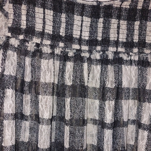 Akemi + KIM Ladies Long Bell Sleeve Top- S - Picture 3 of 6